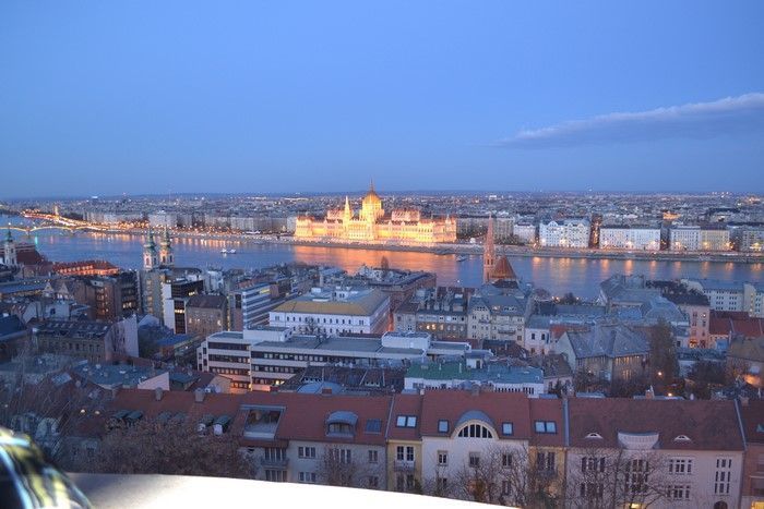 Parlamento de Budapest iluminado