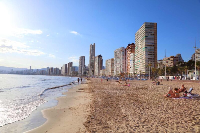 Playa de Levante, la zona más animada donde alojarse en Benidorm