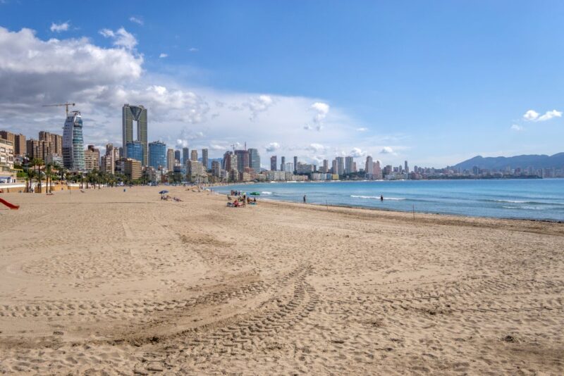 Playa de Poniente, ideal para dormir en Benidorm en familia