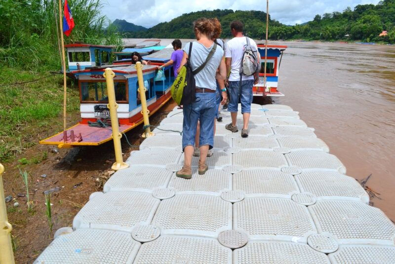Barcas a las cueva Pak Ou