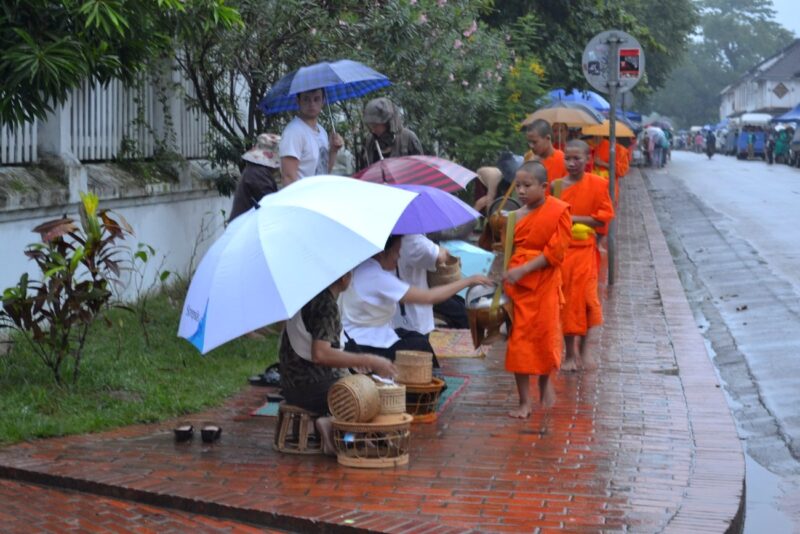 Ceremonia de la entrega de ofrendas en Luang Prabang