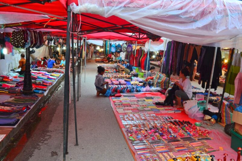 Qu&eacute; ver en Luang Prabang: Mercadillo nocturno