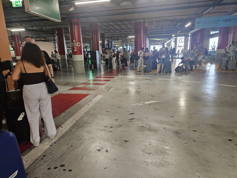 Parada de Uber y Bolt en el aeropuerto de Lisboa