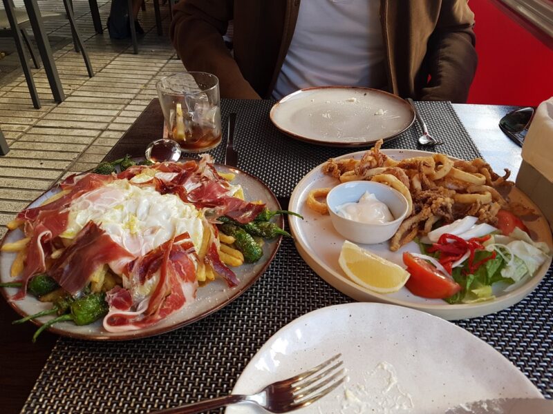 Comer tapas en la latina